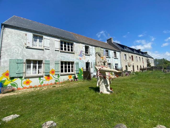 Location de vacances pour 3 personnes, avec terrasse ainsi que jardin et vue dans Plage Du Steir Penmarc H - 2