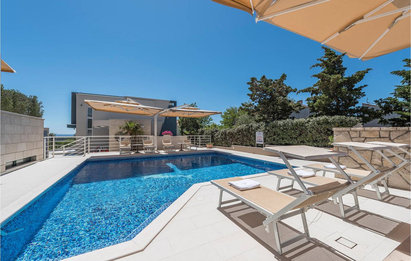 Appartement de vacances entier, Retraite en bord de mer : Wi-Fi, climatisation, piscine et terrasse - À 1 km de la plage ! in Novalja, Pag