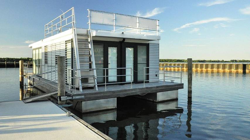 Boot für 4 Personen, mit Pool und Terrasse sowie Seeblick in Ribnitz-Damgarten