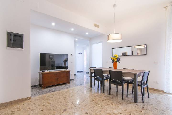 Appartamento intero, Elegante alloggio a due passi dalla stazione e l’Arena di Verona con 7 posti letto e terrazzo in Centro Storico di Verona, Verona