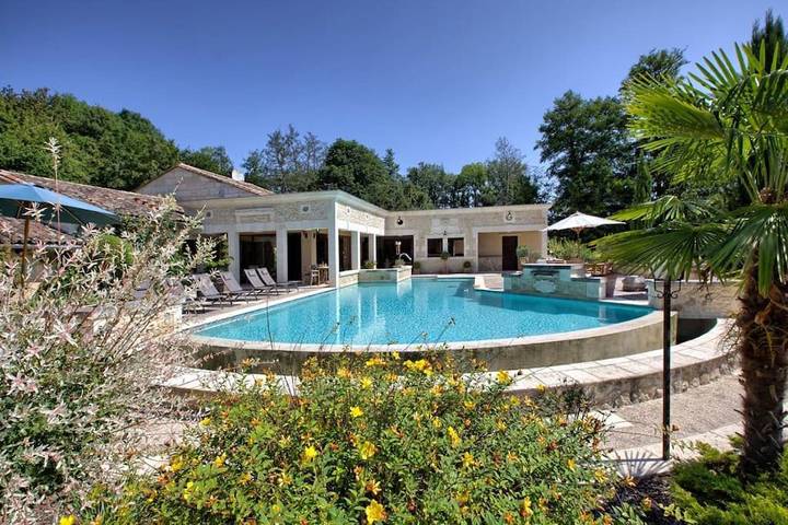 Appartement de vacances pour 14 personnes, avec jardin et piscine