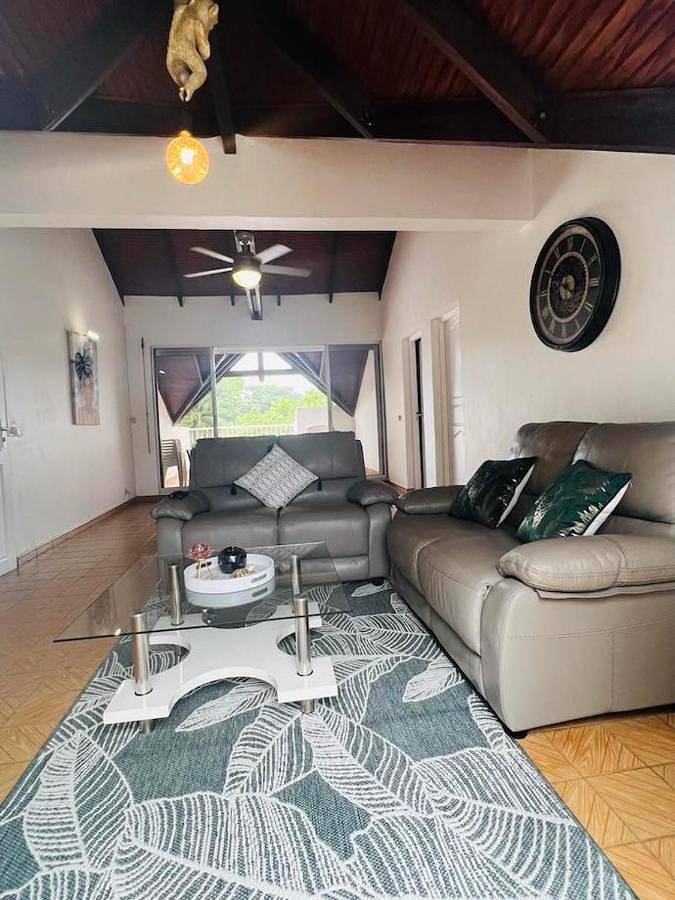 Location de vacances pour 15 personnes, avec piscine et vue ainsi que jardin et bassin pour enfant à Petit-Bourg - 2