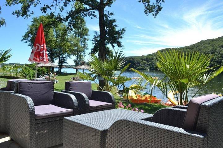 Camping pour 4 personnes, avec piscine ainsi que terrasse et jardin