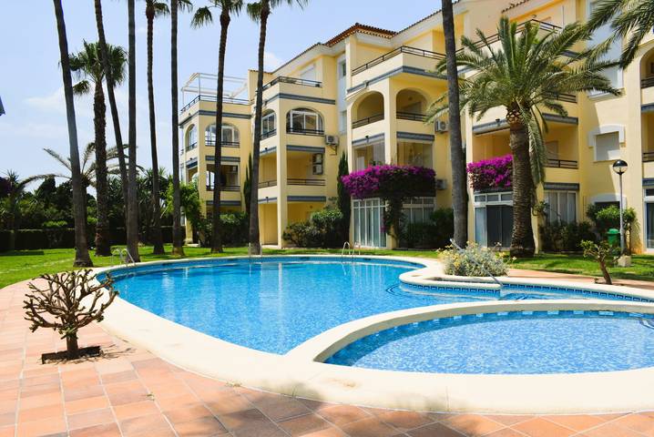 Apartamento para 4 personas, con terraza además de jardín y piscina para niños en Almadraba