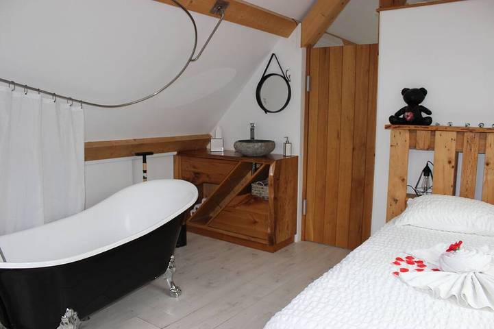 Gîte pour 2 personnes, avec jardin ainsi que jacuzzi et balcon à Lindry - 2