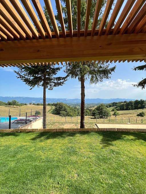Cottage pour 25 personnes, avec piscine ainsi que vue et terrasse dans Bessins