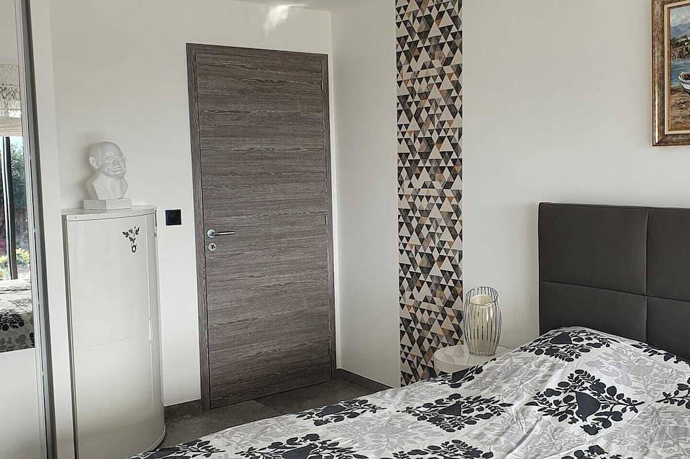 Appartement entier, Bas de villa vue mer avec jardin, 5 minutes de la plage in Corbara, Région de Calvi