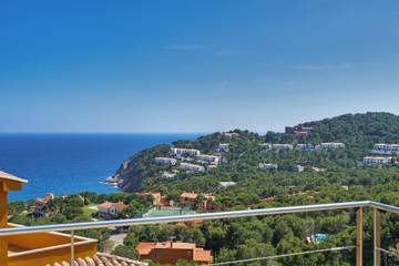 Villa pour 18 personnes, avec terrasse ainsi que vue sur l’océan et jardin à Palafrugell