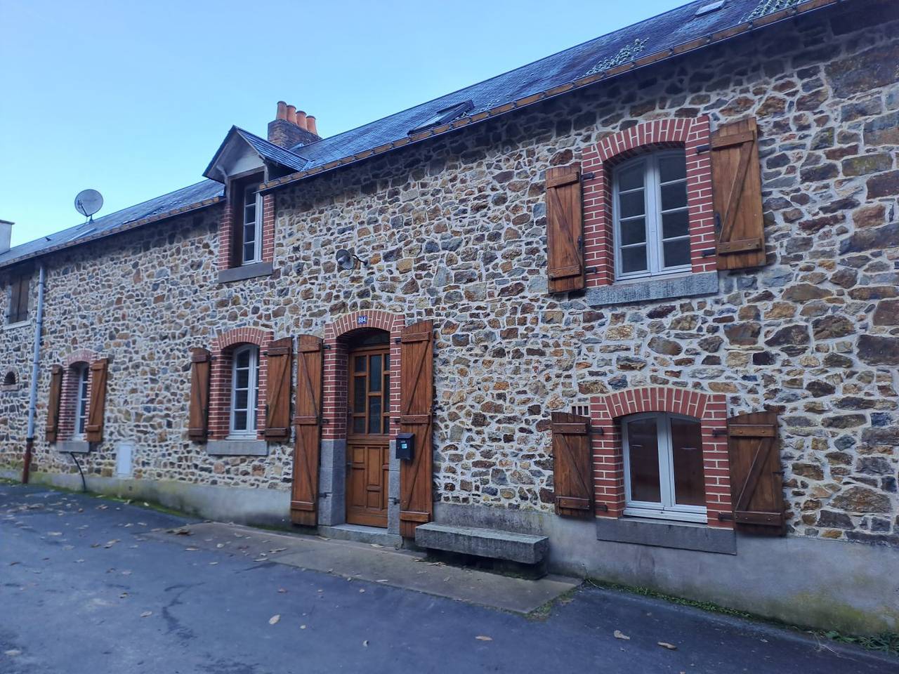 Maison au bord de l'eau in Saint-Jean-sur-Mayenne, Mayenne