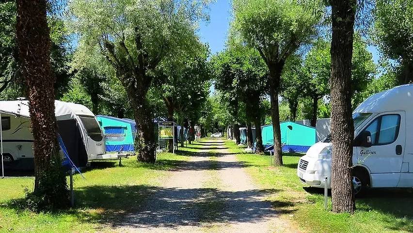 Wohnwagen für 4 Personen, mit Terrasse und Ausblick am Lago Maggiore - 3
