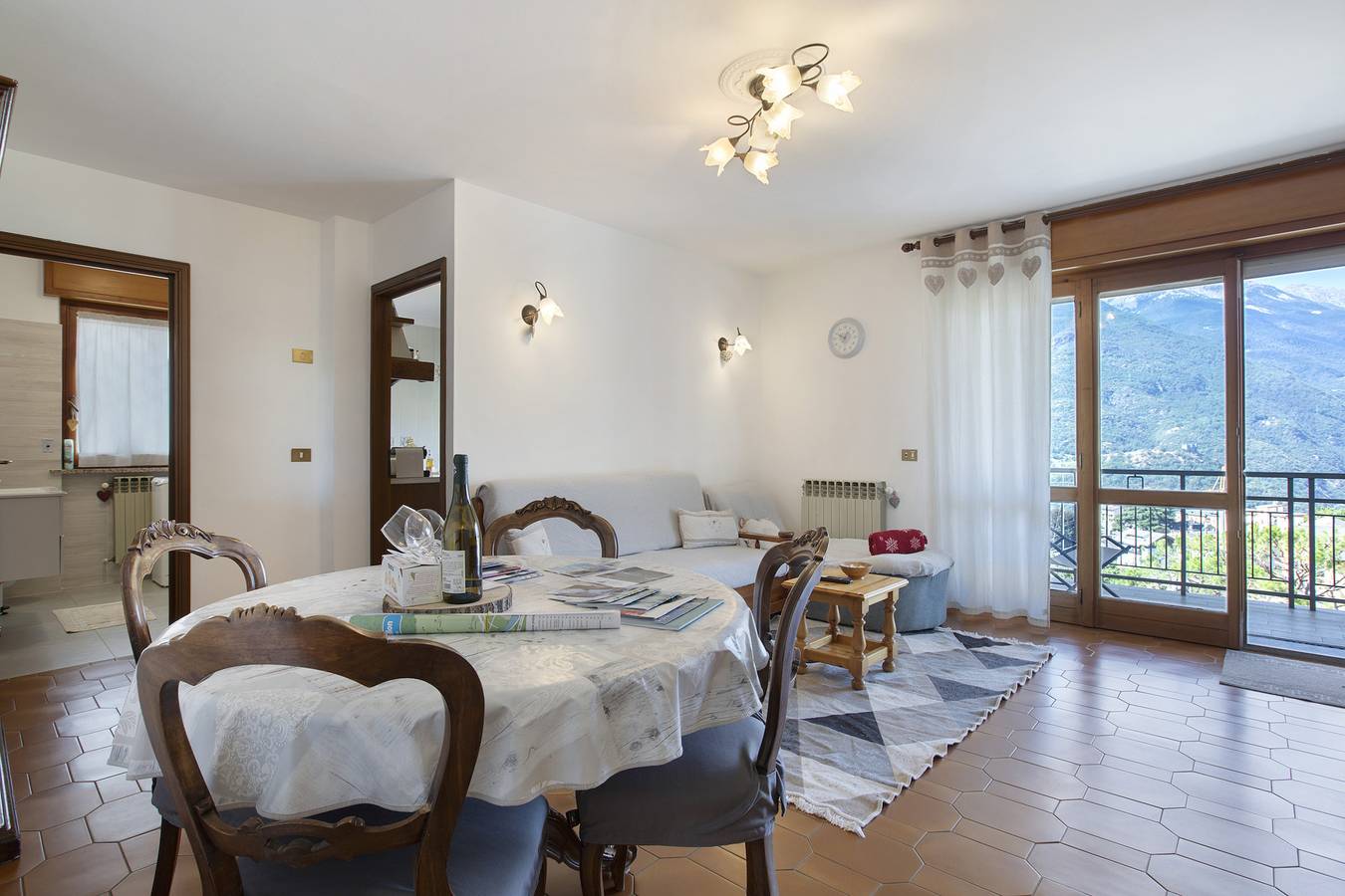 Appartement entier, Appartement 'Maison Du Soleil - Bien-être' avec vue montagne, terrasse privée et Wi-Fi in Saint-Vincent, Comune di Saint-Vincent