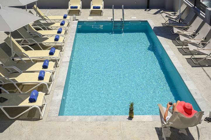 Appartement entier, Athina Suites | A 2Bd chic apartment w/shared pool in Plataniás, Région de la Canée