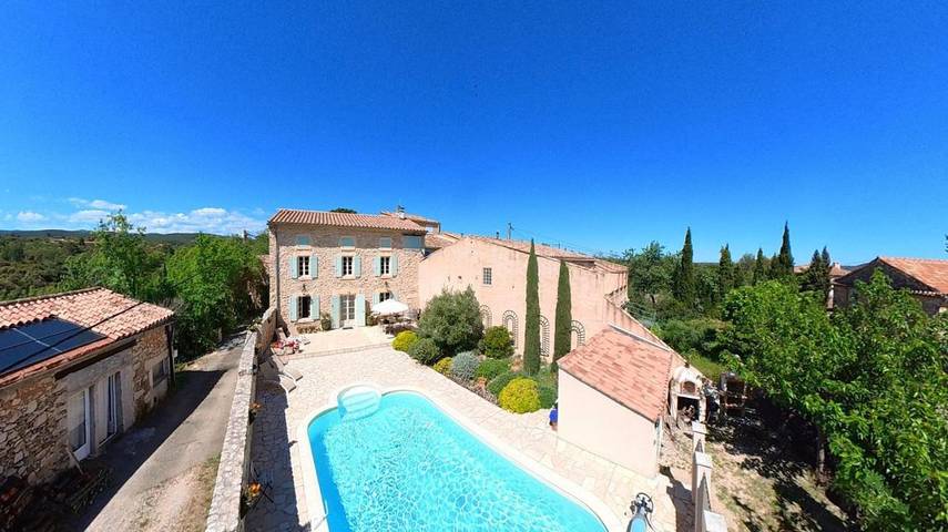 Location de vacances pour 8 personnes, avec terrasse ainsi que piscine et jardin à Saint-Jean-de-Minervois