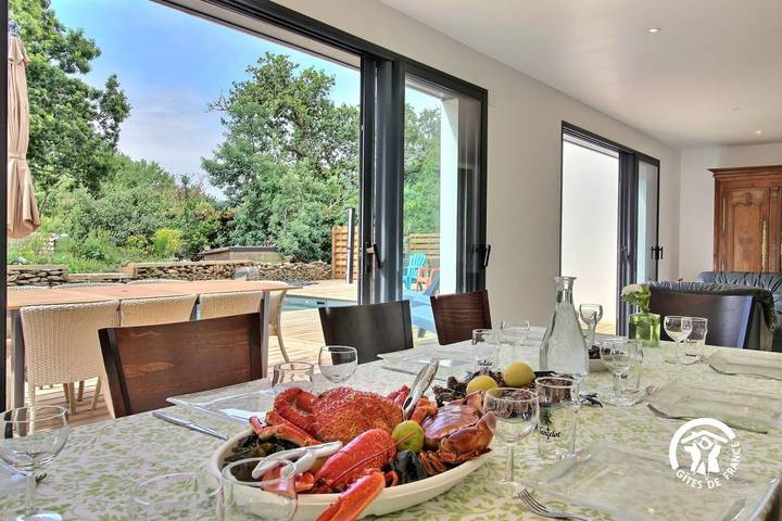 Gîte pour 11 personnes, avec piscine ainsi que jardin et terrasse, animaux acceptés dans Penvins - 3