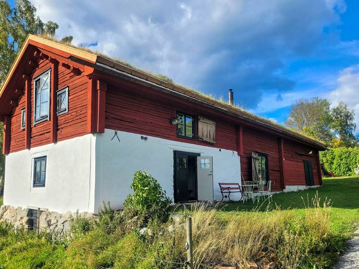 Umgebauter Stall mit Grasdach in Lindesby in Örebro und Umgebung