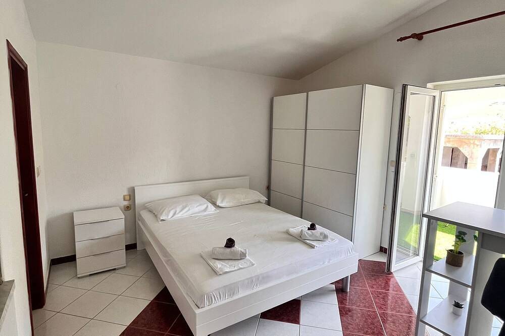 Ganze Wohnung, Studio Appartement mit Terrasse und Meerblick Metajna, Pag in Metajna, Pag