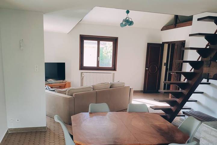 Location de vacances pour 10 personnes, avec balcon et jardin à Saint-Romain-de-Jalionas