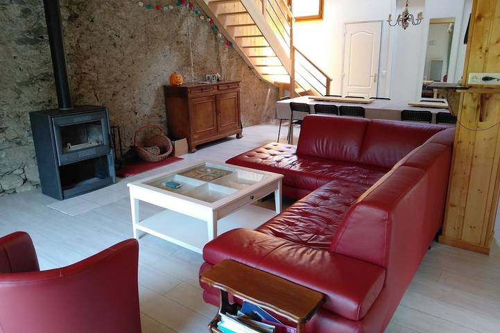 Gîte pour 14 personnes, avec terrasse et jardin, animaux acceptés dans Unac