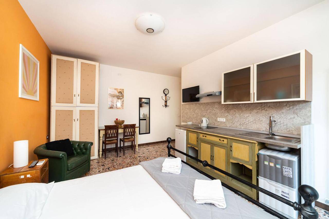 Double Room with Private External Bathroom in Mestre, Venedig