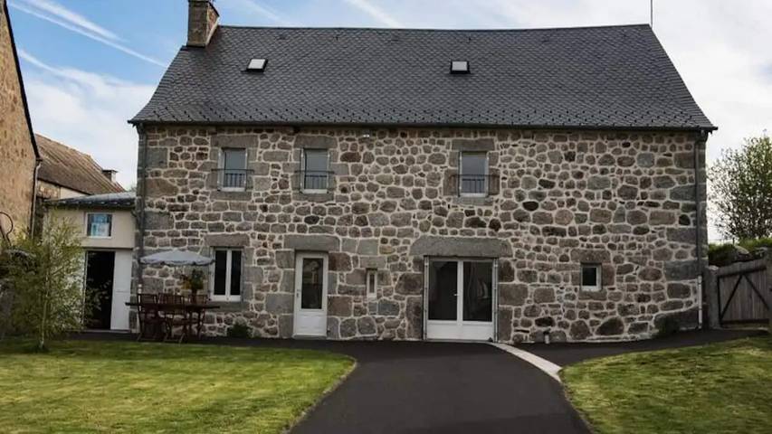 Gîte pour 9 personnes, avec piscine et terrasse à Malbouzon
