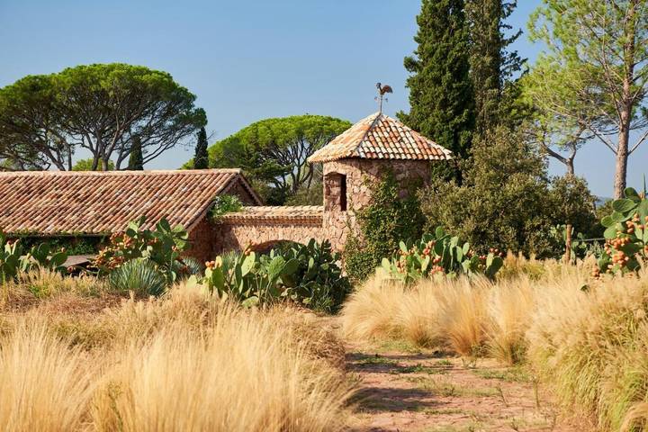 Hôtel pour 6 personnes, avec Terrasse ainsi que Jardin et Vue à Le Cannet-des-Maures