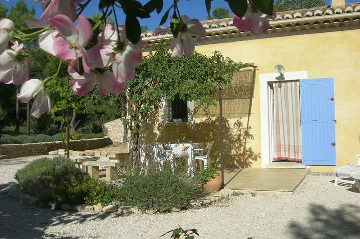 Villa pour 3 personnes, avec balcon ainsi que jardin et piscine - 1