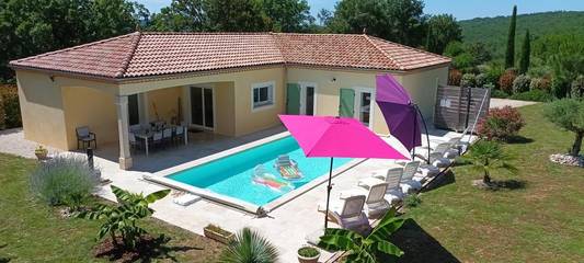 Location de vacances pour 10 personnes, avec vue ainsi que terrasse et piscine à Gindou