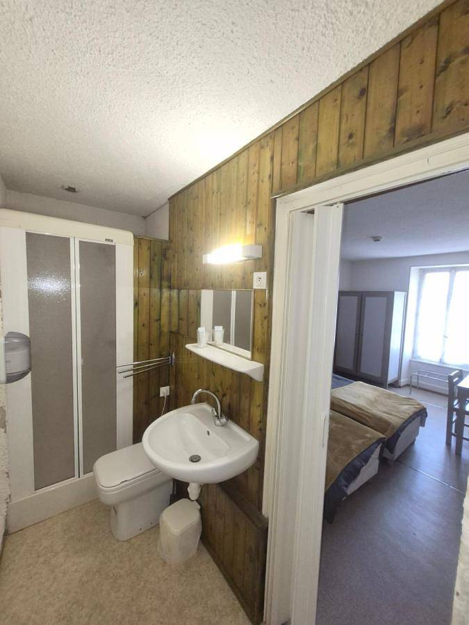 Location de vacances pour 2 personnes, avec Terrasse et Jardin à Ferrières-sur-Sichon - 2