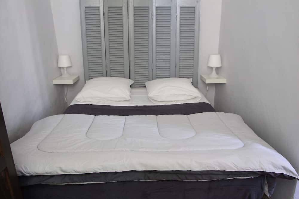 Apartamento entero, Sirocco-Apartamento-Superior-Baño privado con bañera-Vista a la Calle in Barjac, Región de Alès