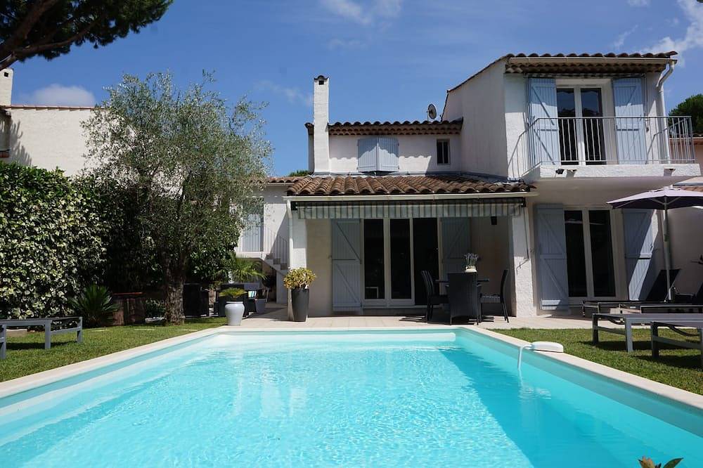 Schöne moderne Villa mit Pool im grünen Salz in Valbonne, Mittelmeerküste (Frankreich)