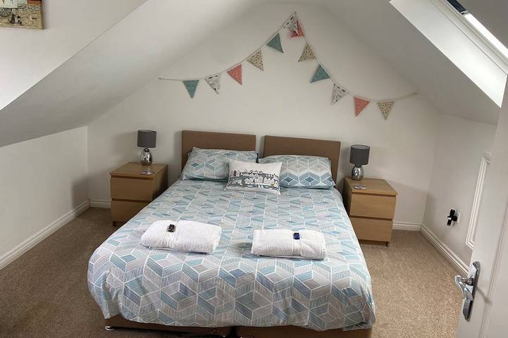 Luxury Dorset coast property with hot tub. Great location, short walk from beach in Bournemouth, South West England
