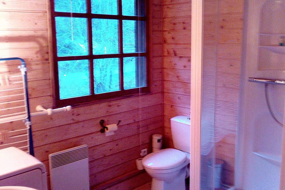 Atelier du Moulin tout en bois classé 2 * pour 2 à 4 pers - au bord du torrent in Augerolles, Parc Naturel Régional Livradois-Forez