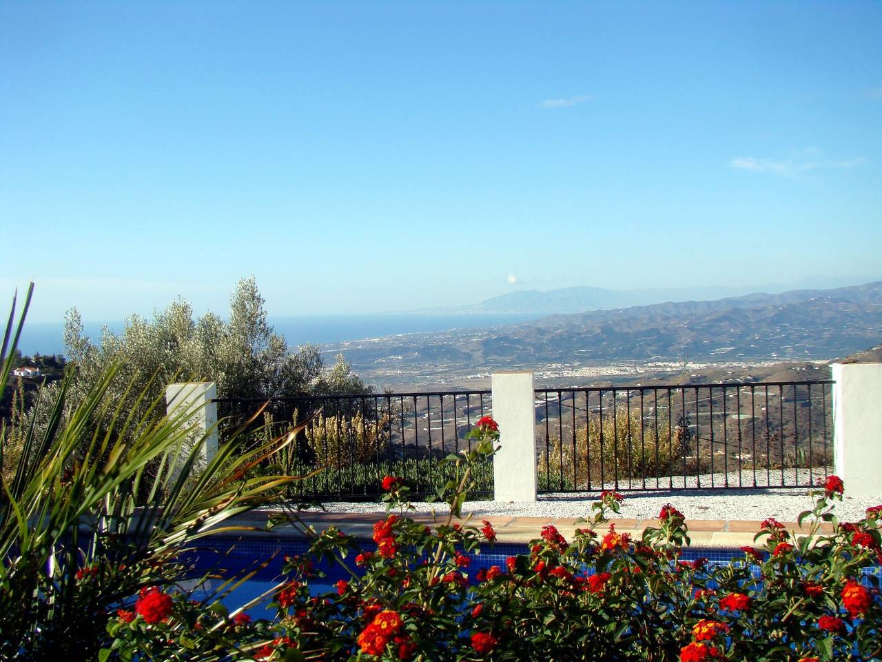 Casa de vacaciones 'Casa Arco Iris' con vistas al mar, piscina privada y aire acondicionado in Sayalonga, Costa del Sol