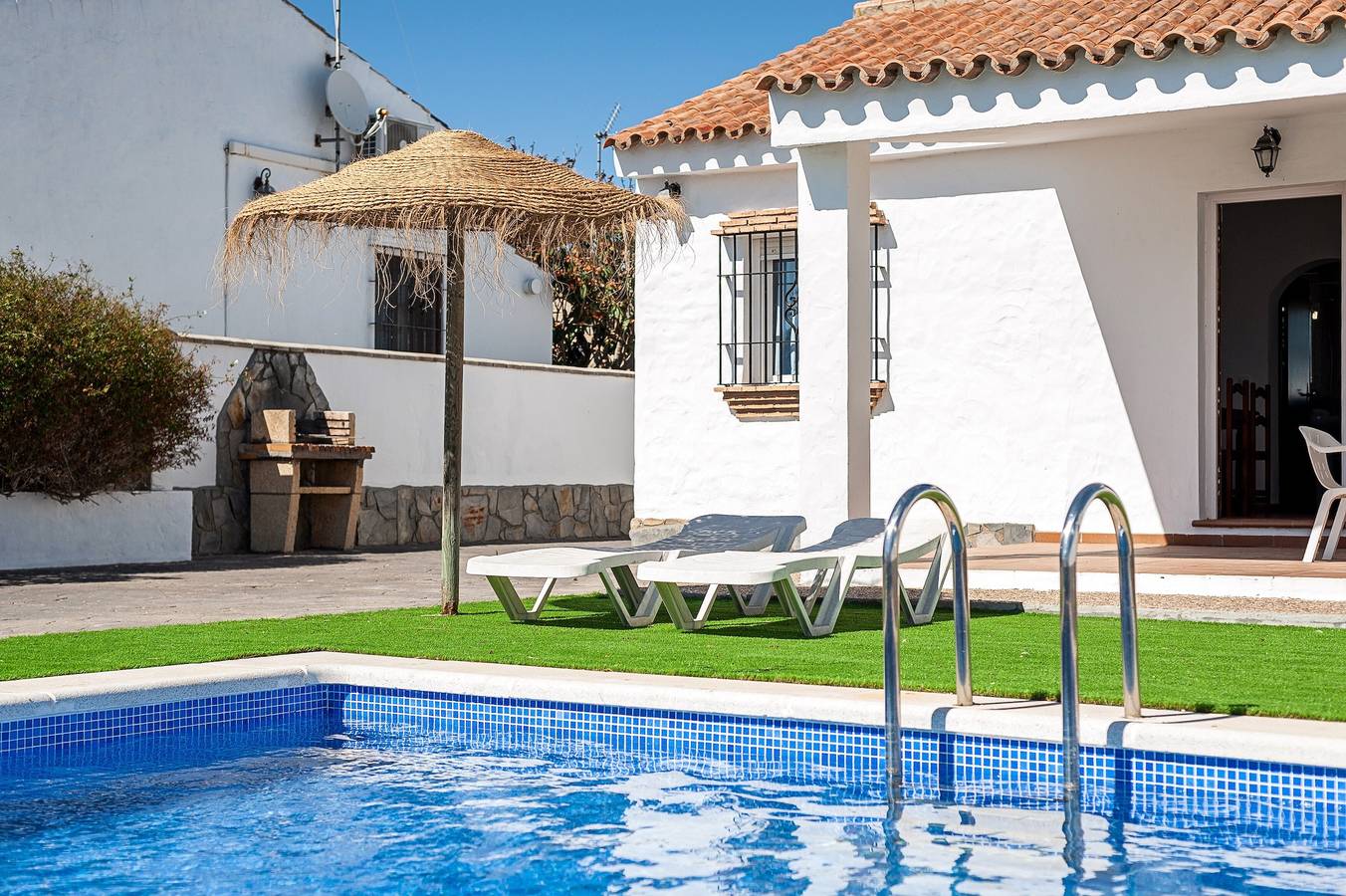 Casa de vacaciones "Palillero" para familias, cerca de la playa con piscina y aire acondicionado in Fuente del Gallo, Conil de la Frontera