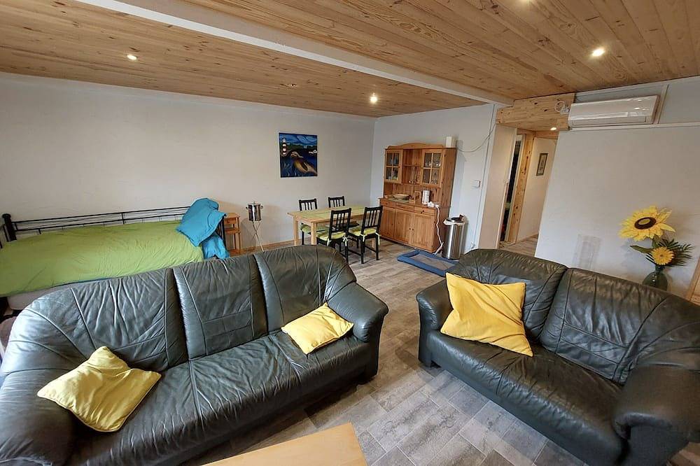 Pleasant 1 Bedroom Villa with Private Pool / Yard in Vensac, Région de Lesparre-Médoc