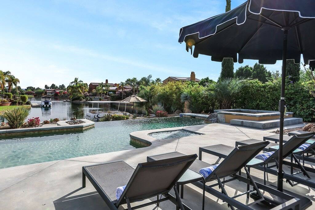 Luxury lakefront desert home w/ private pool, pool spa, putting greens in Rancho Mirage, Coachella Valley