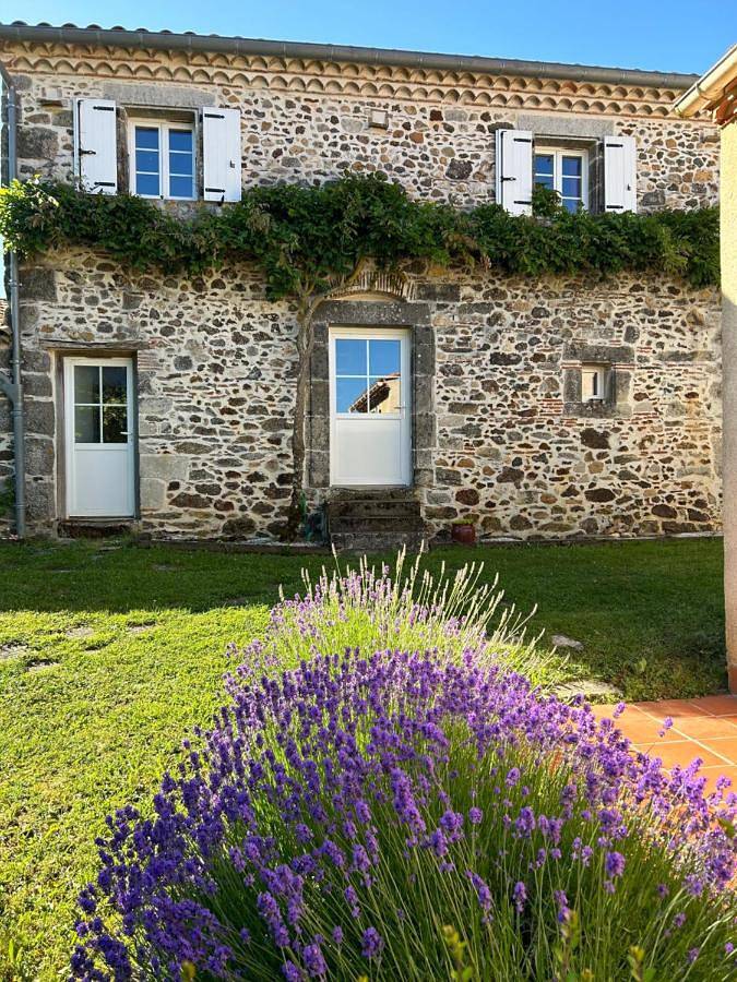 Location de vacances pour 2 personnes, avec Terrasse et Jardin ainsi que Piscine et Vue à Noailhac (Tarn)