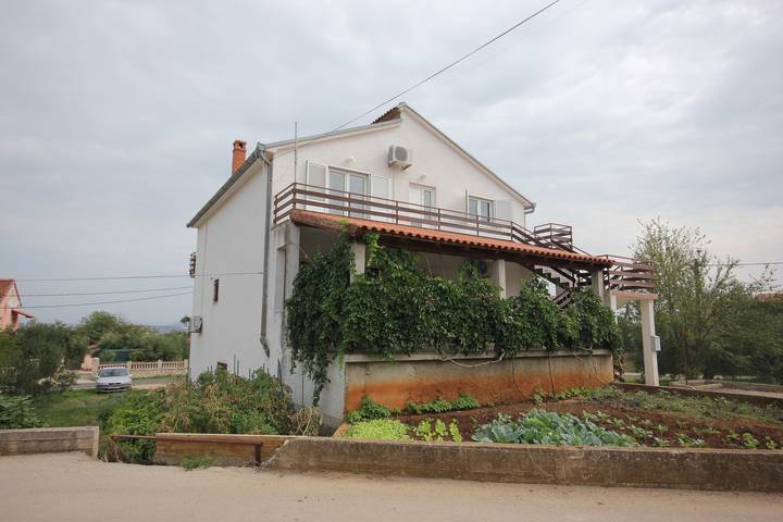 Ganze Wohnung, 2-Zimmer-Ferienwohnung mit Terrasse und Meerblick Kraj (Pasman) A-8502-a in Ugrinici, Kraj