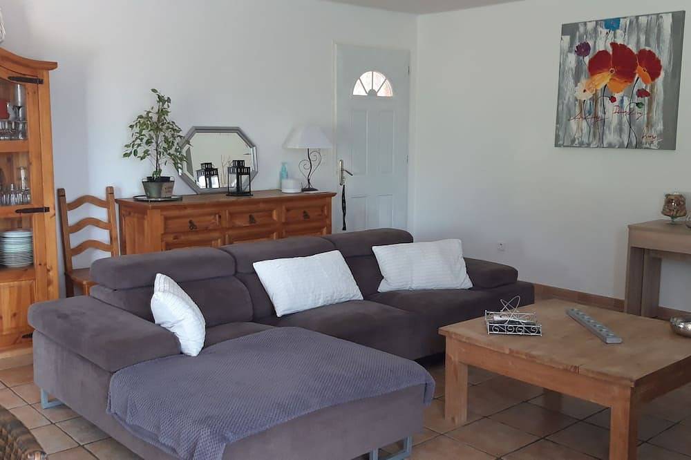Pleasant villa with private pool, 15 minutes from the beach. in Maraussan, Region de Béziers