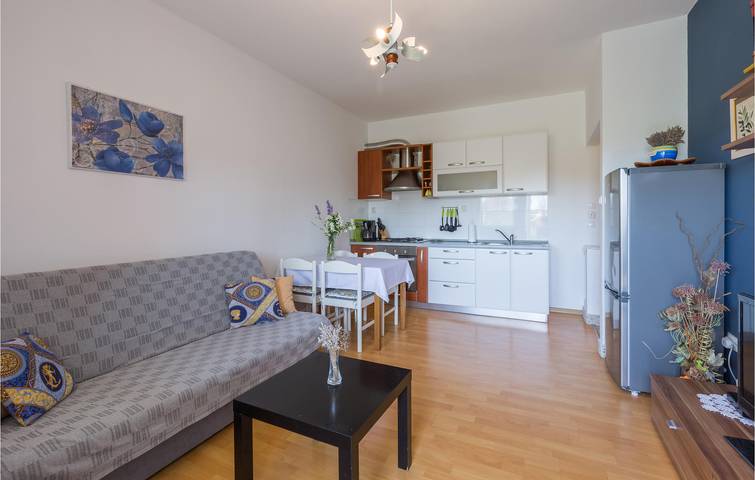 Appartement de vacances entier, Appartement confortable avec terrasse, Wi-Fi et parking, à 2 km de la plage in Umag, Région d'Umag