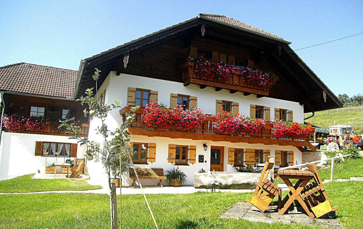 Ganze Ferienwohnung, Haus Mooslechner - Ferienwohnung Bauernhaus 77m², 2 Schlafzimmer, Seenähe, Eg, Balkon, TV, 4 Pers. in Anger, Bayerische Alpen