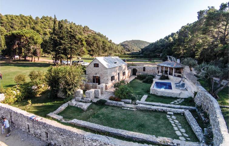 Reizende 2-Zimmer-Wohnung mit Terrasse, Pool und in Strandnähe in Postira, Brac