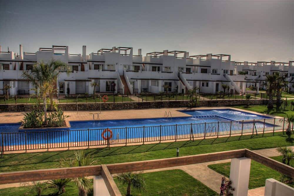 Entire apartment, Luxury 2 bed apartment on 5 star Jack Nicklaus golf course and family resort. in Condado de Alhama, Alhama de Murcia
