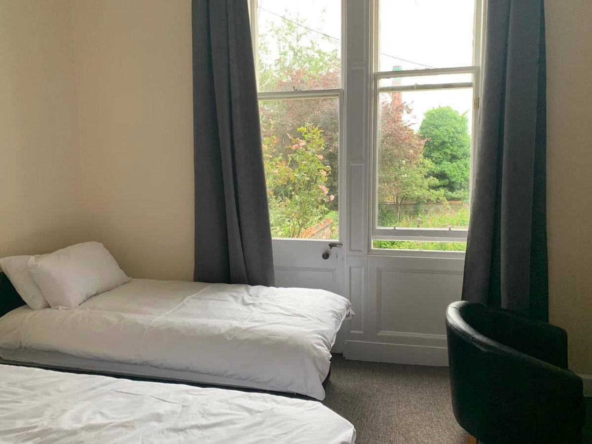 Double Room with Shared Bathroom in Leith, Edimburgo