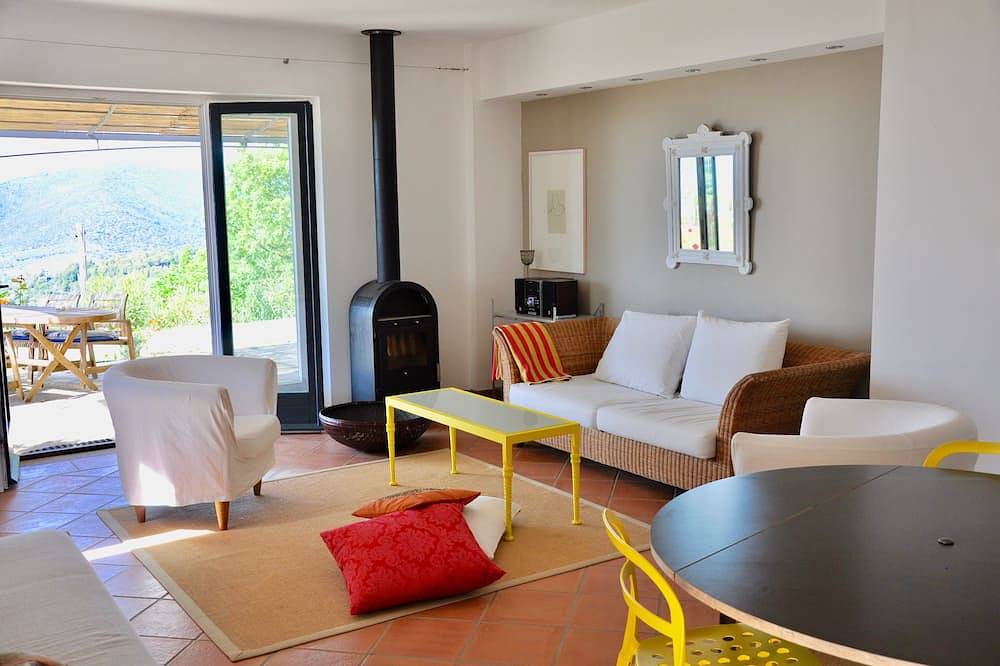 Entire apartment, Vacation apartment with large natural stone terrace, sea view guaranteed in Santa Maria di Castellabate, Cilento