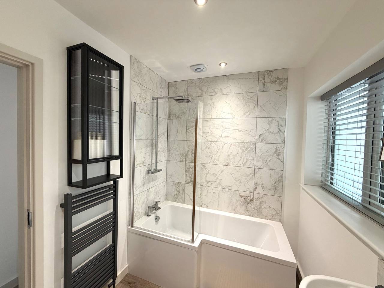 3-Bed Bungalow Sleeps 8 with Garden & Parking in Nottinghamshire