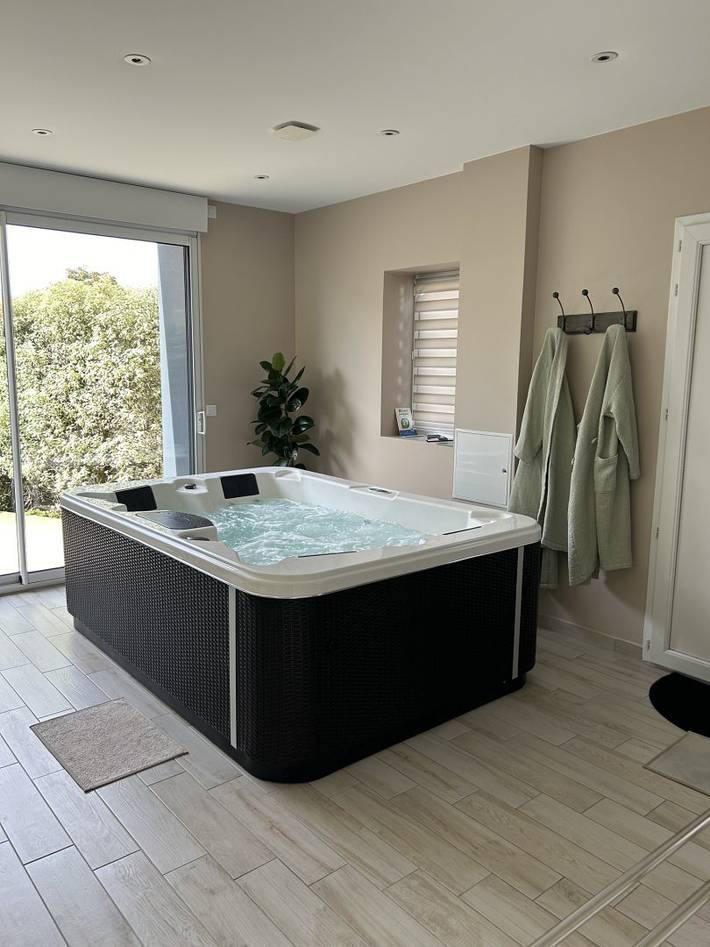 Gîte pour 2 personnes, avec jacuzzi ainsi que terrasse et jardin dans la Manche