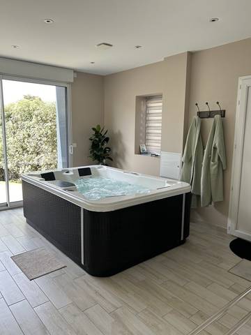 Gîte pour 2 personnes, avec terrasse ainsi que jardin et jacuzzi à Denneville