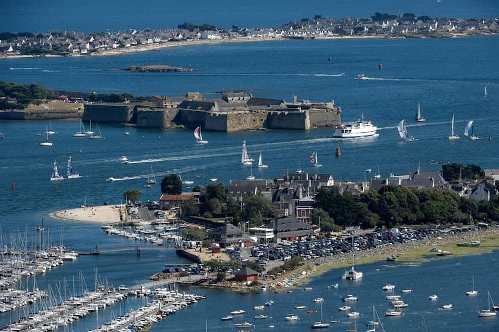 Entire apartment, Studio 2 Pers. 25 m2 with terrace not overlooked, near beaches, port and village. in Larmor-Plage, Côte des Mégalithes