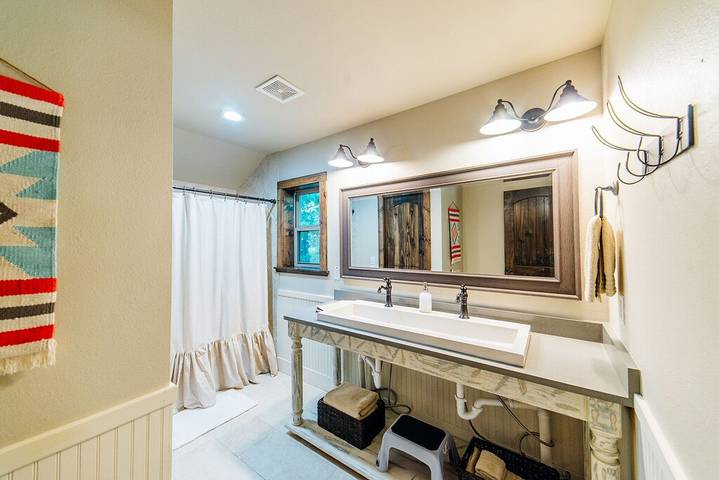 Log cabin for 14 people, with balcony/terrace and hot tub in Hochatown